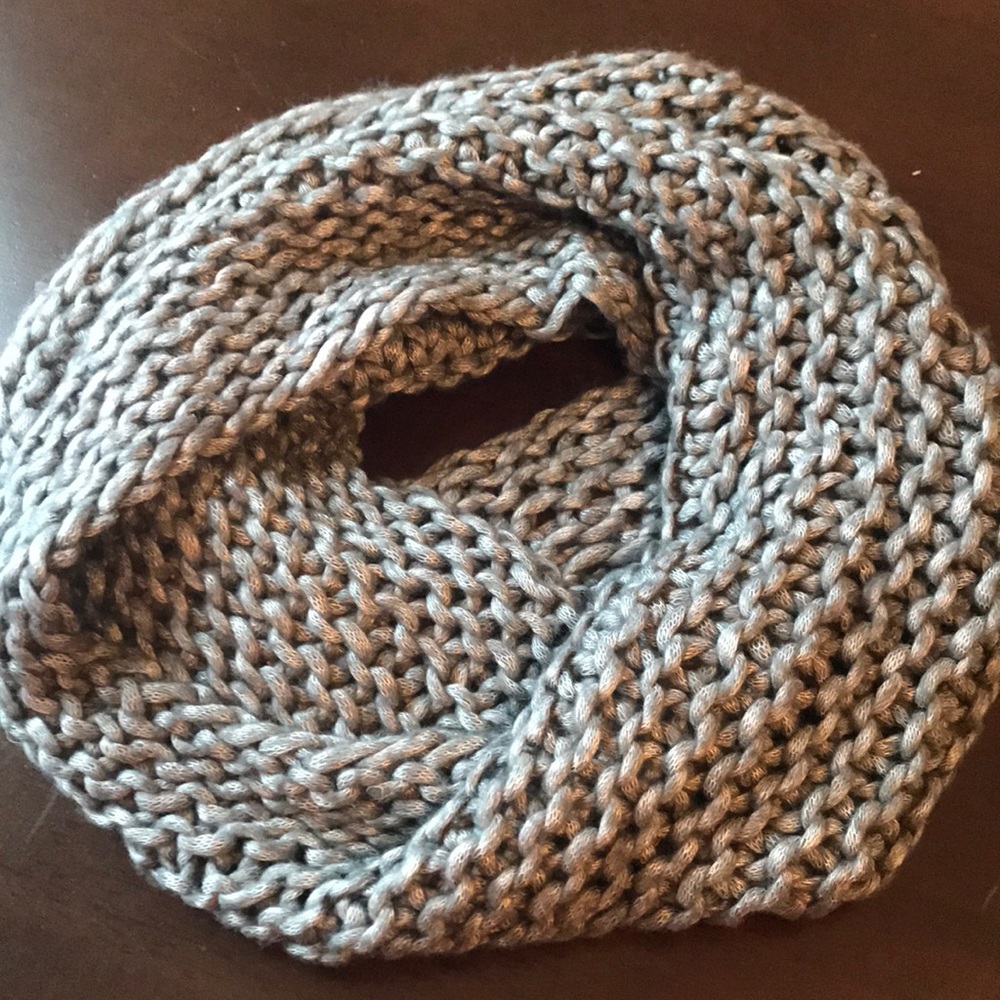 The Limited infinity scarf - Picture 1 of 6